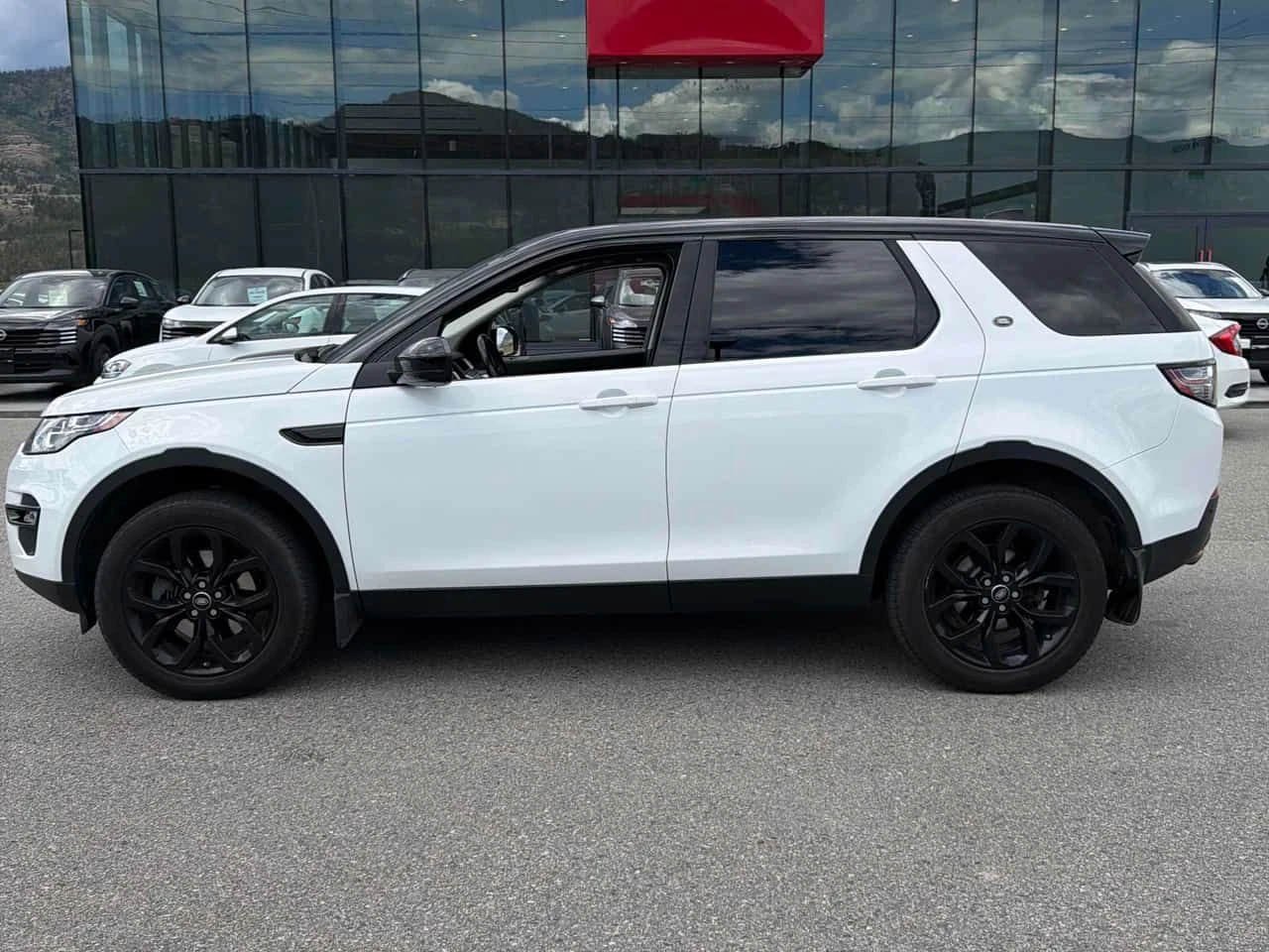Land Rover Discovery Sport * SE * АВТОКРЕДИТ БЕЗ ПЪРВОНАЧАЛНА ВНОСКА* , снимка 2 - Автомобили и джипове - 54952343