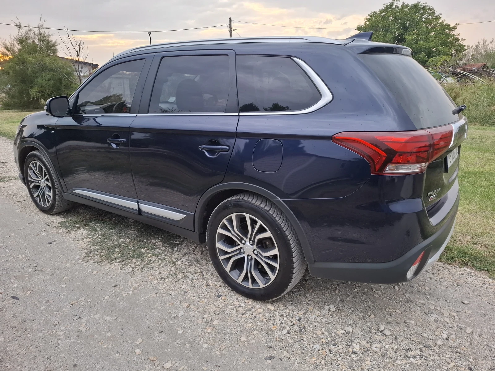 Mitsubishi Outlander 3.0 v6, снимка 2 - Автомобили и джипове - 56205619