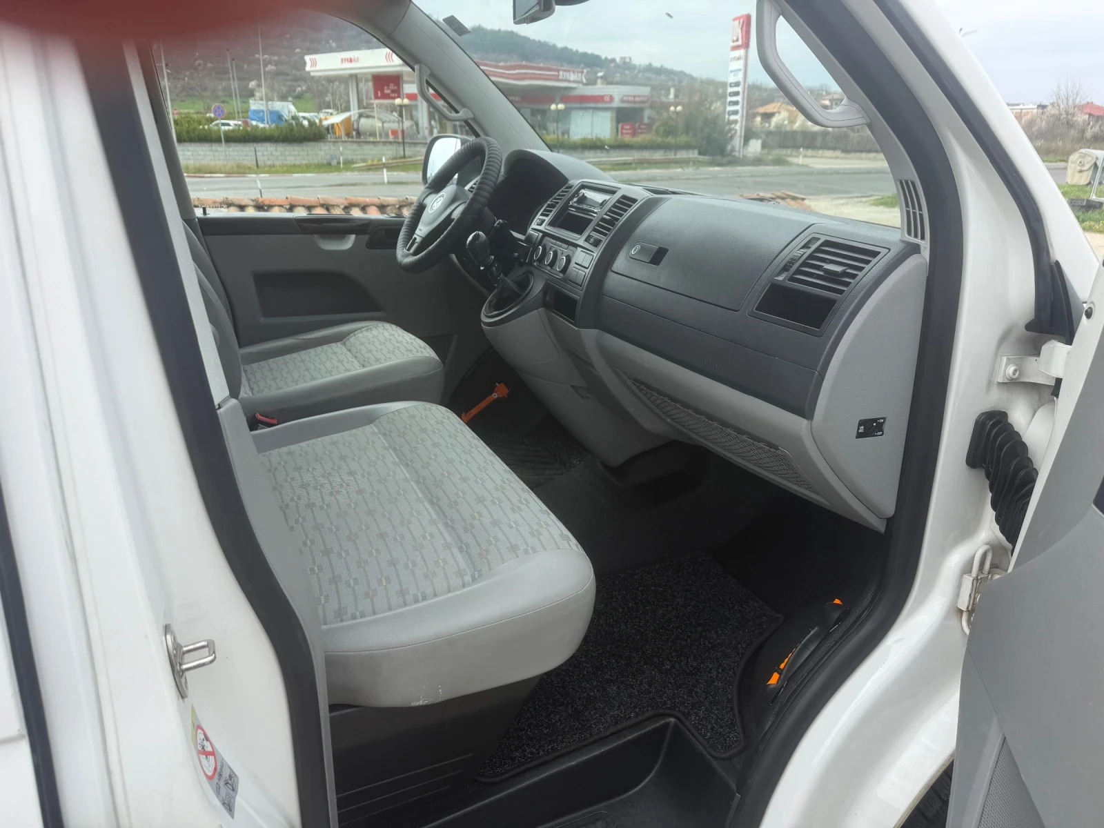 VW Transporter 2.0TDI, снимка 11 - Бусове и автобуси - 53128238