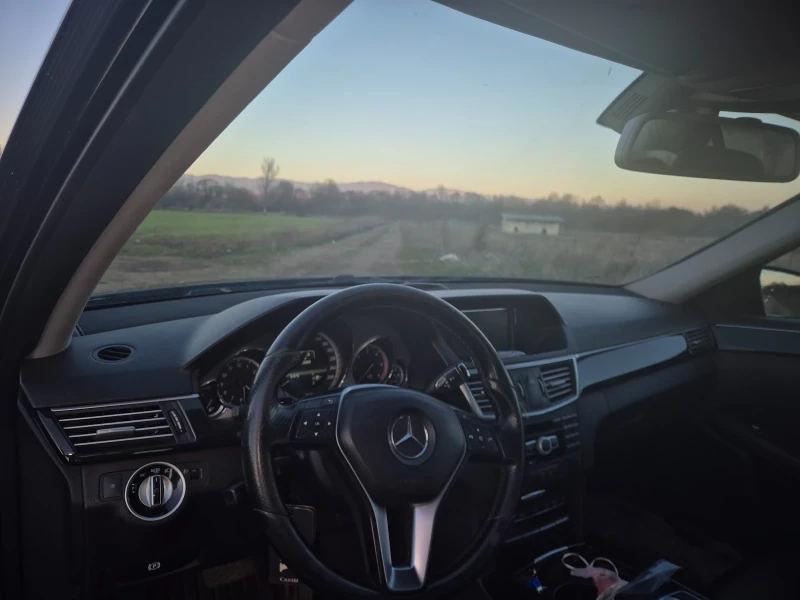 Mercedes-Benz E 220, снимка 5 - Автомобили и джипове - 52795346
