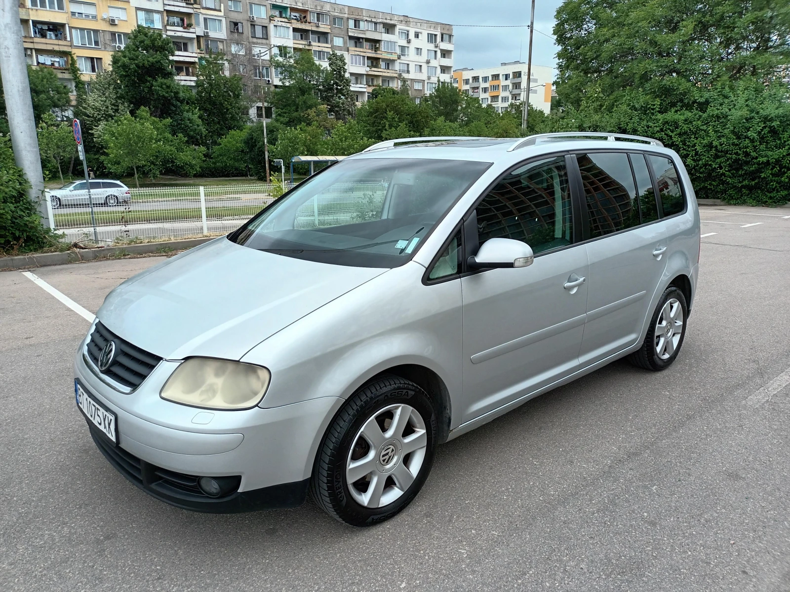 VW Touran Highline, снимка 3 - Автомобили и джипове - 55123651