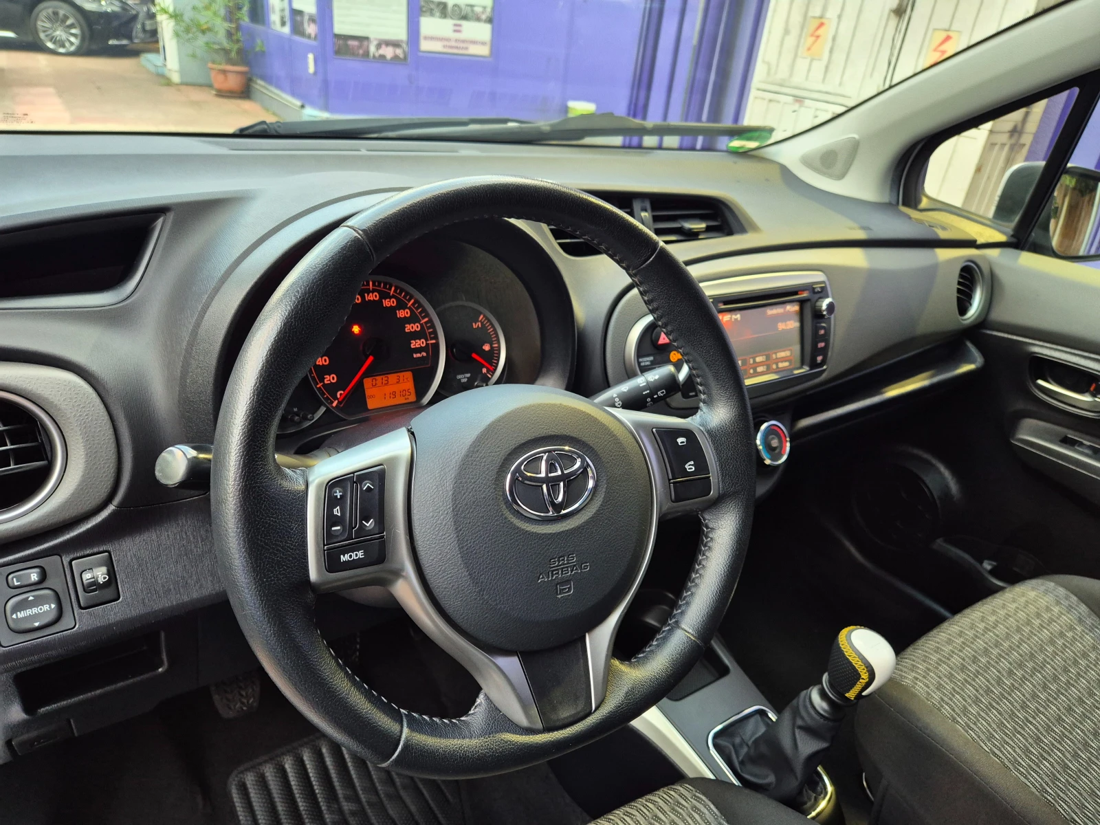 Toyota Yaris 1.33ivvt-6speed-верига-нави- japan, снимка 14 - Автомобили и джипове - 55579789