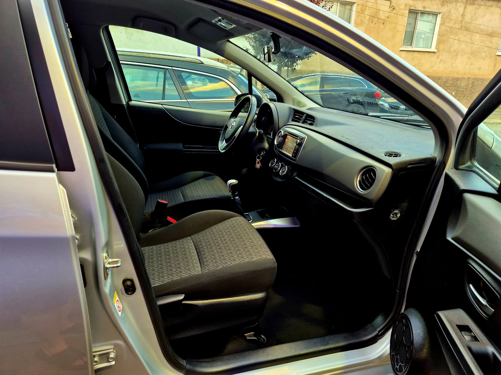 Toyota Yaris 1.33ivvt-6speed-верига-нави- japan, снимка 10 - Автомобили и джипове - 55579789
