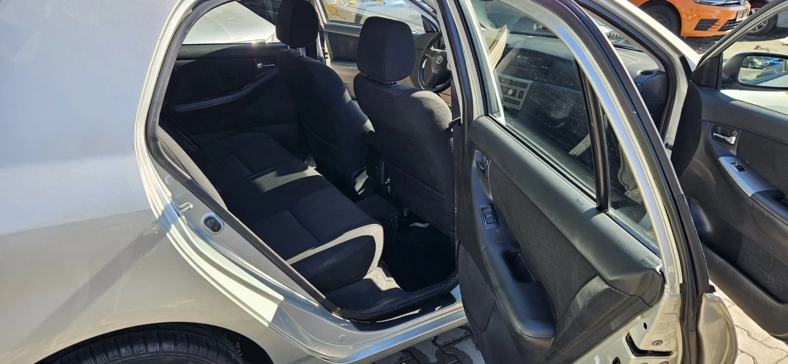 Toyota Corolla 1.4 бензин, снимка 9 - Автомобили и джипове - 56529922