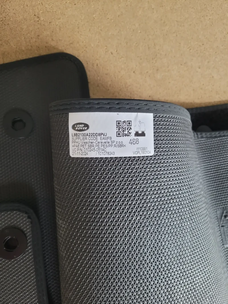 Land Rover Defender Стелки Defender 2024г.Чисто НОВИ Мокетени Оригинал, снимка 4 - Автомобили и джипове - 51790855