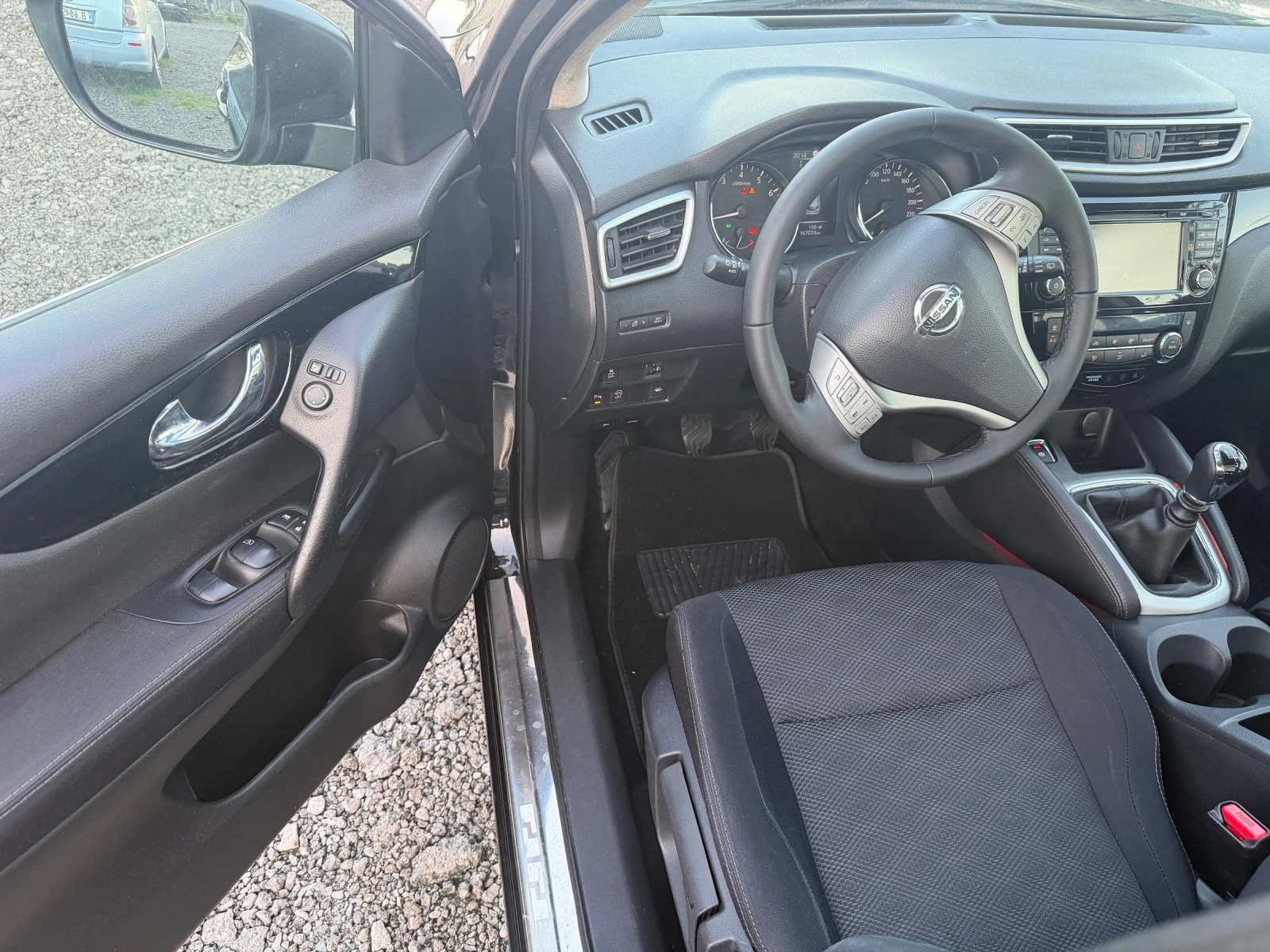 Nissan Qashqai 1.6 i Tekna, снимка 13 - Автомобили и джипове - 54692261