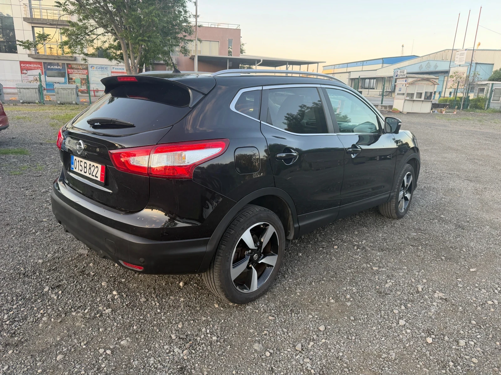 Nissan Qashqai 1.6 i Tekna, снимка 7 - Автомобили и джипове - 54692261