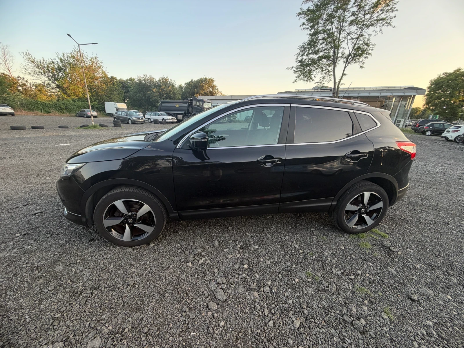 Nissan Qashqai 1.6 i Tekna, снимка 4 - Автомобили и джипове - 54692261
