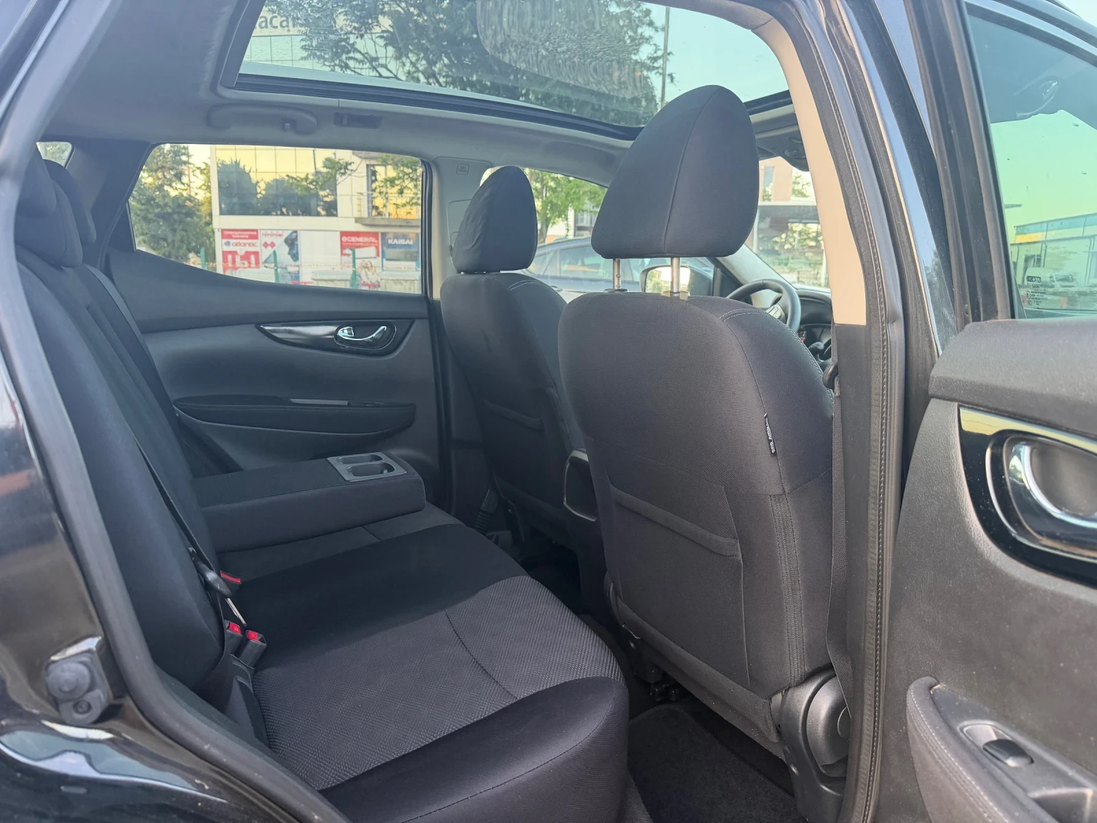 Nissan Qashqai 1.6 i Tekna, снимка 10 - Автомобили и джипове - 54692261