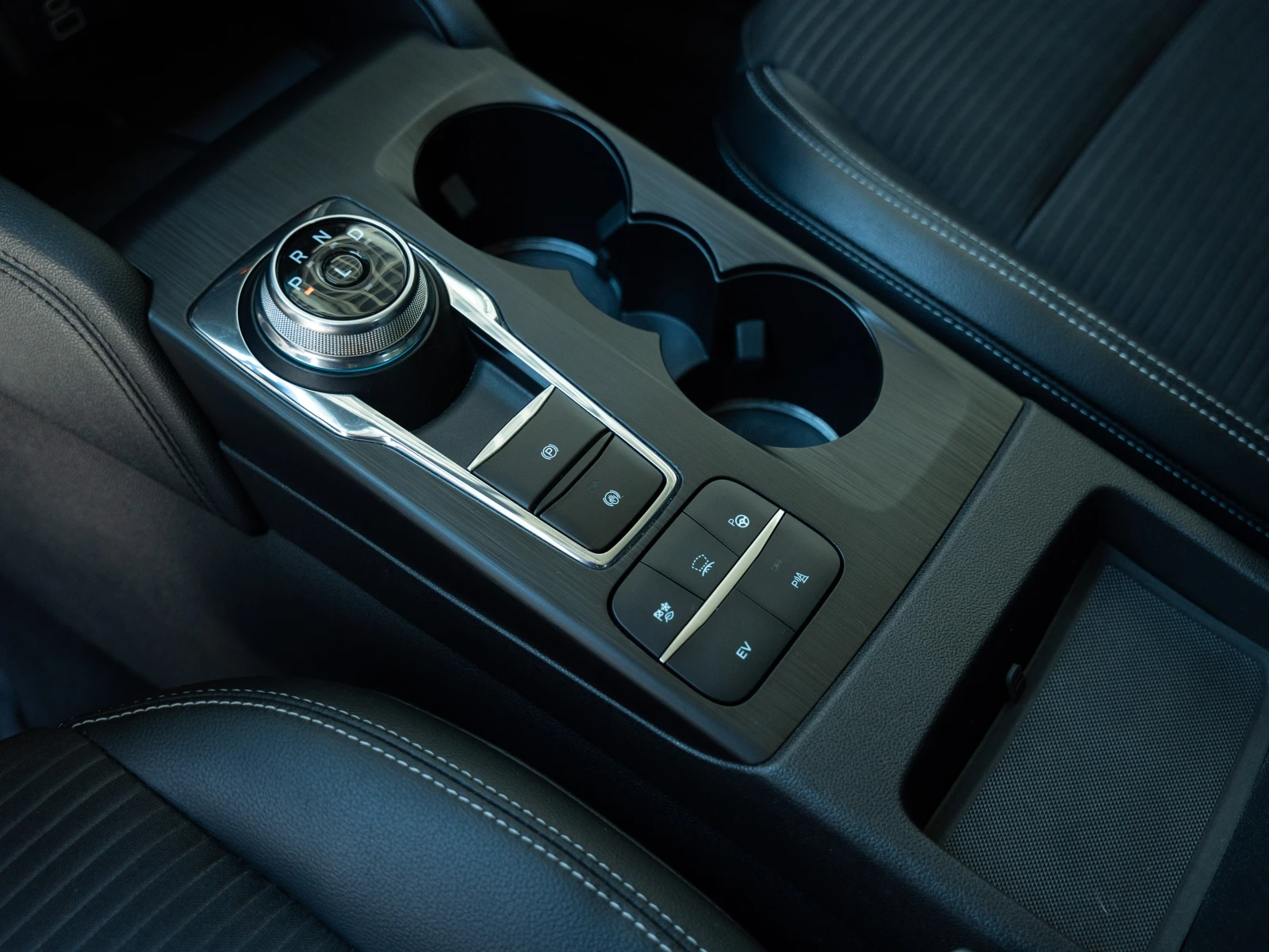 Ford Kuga TITANIUM 2.5 PHEV, снимка 14 - Автомобили и джипове - 54952925