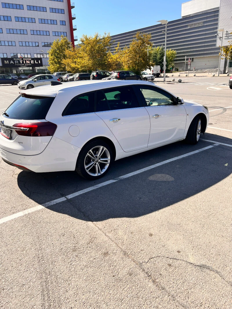 Opel Insignia Sports tourer, снимка 2 - Автомобили и джипове - 47638066