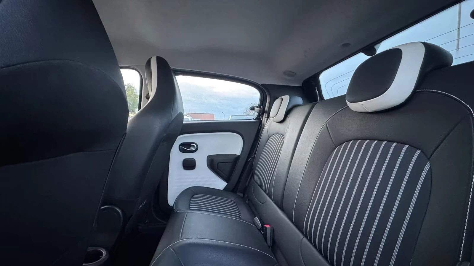Renault Twingo INTENSE/82HP/CAM/NAVI/LED/CPLAY/418q, снимка 10 - Автомобили и джипове - 54943652