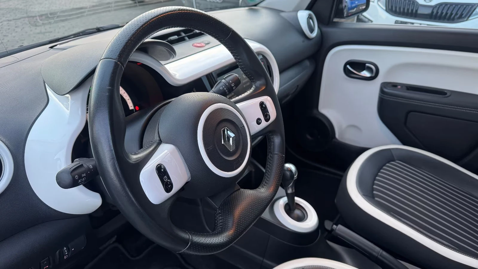 Renault Twingo INTENSE/82HP/CAM/NAVI/LED/CPLAY/418q, снимка 6 - Автомобили и джипове - 54943652