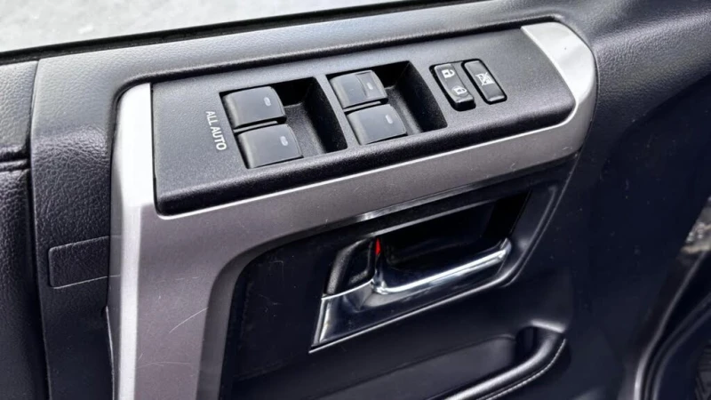 Toyota 4runner 4.0* V6* ПОДГРЕВ* КАМЕРА* КЕЙЛЕС* , снимка 9 - Автомобили и джипове - 53401208