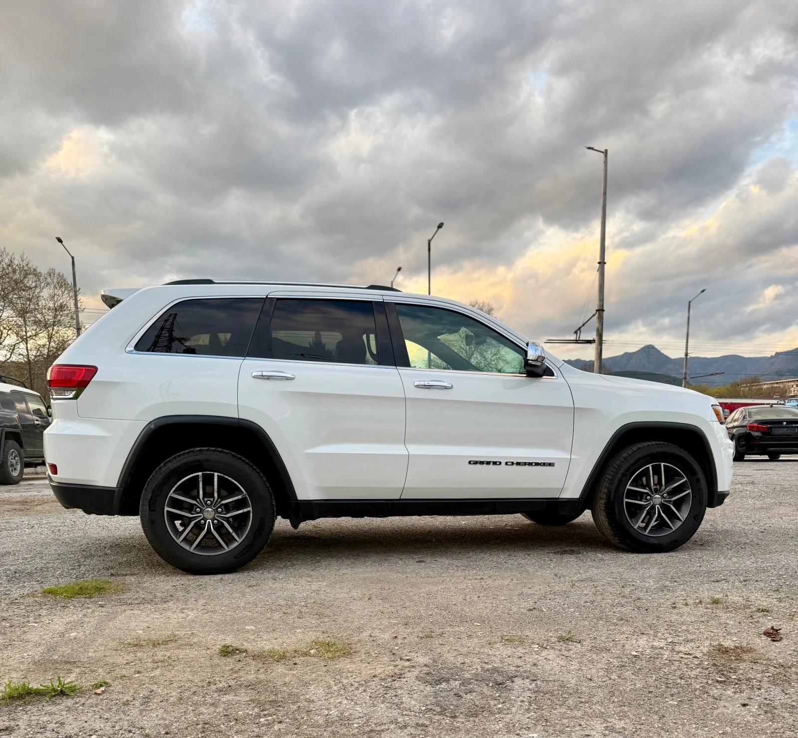 Jeep Grand cherokee 3.6 4x4 бензин гас обслужен, снимка 7 - Автомобили и джипове - 51477395