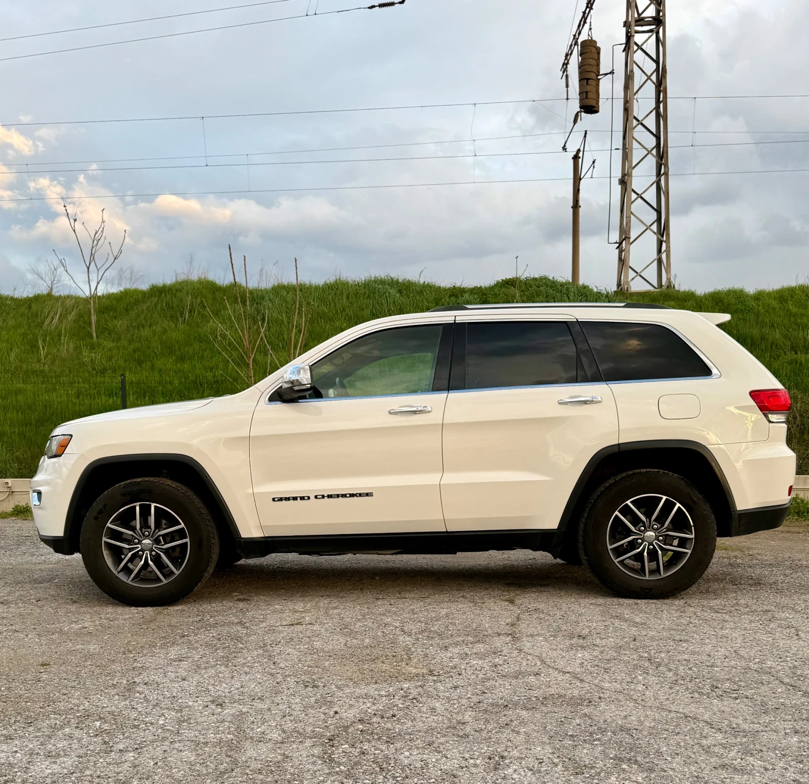 Jeep Grand cherokee 3.6 4x4 бензин гас обслужен, снимка 3 - Автомобили и джипове - 51477395