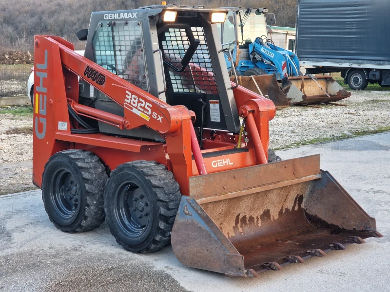 Мини челни товарачи GEHL 3825 SX/1.8т./Кофа+ Вилици/1328м.ч./Самонивелиране, снимка 2 - Индустриална техника - 52946218