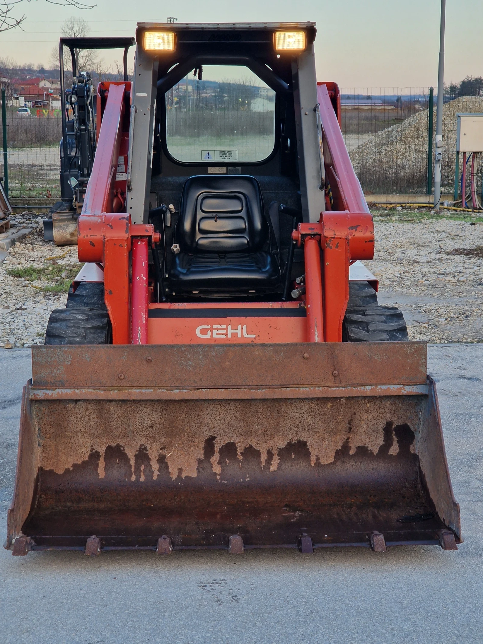 Мини челни товарачи GEHL 3825 SX/1.8т./Кофа+ Вилици/1328м.ч./Самонивелиране, снимка 1