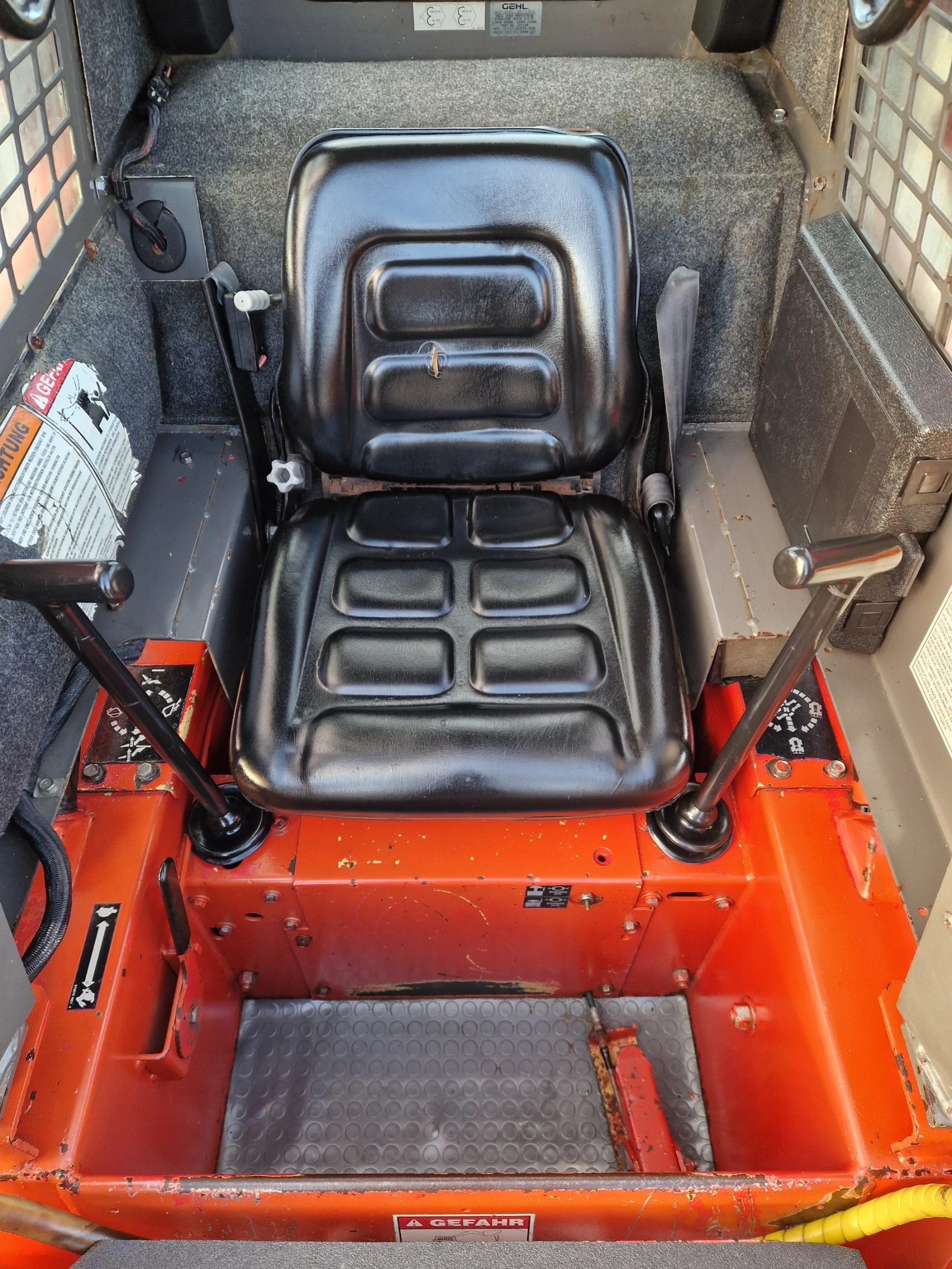 Мини челни товарачи GEHL 3825 SX/1.8т./Кофа+ Вилици/1328м.ч./Самонивелиране - изображение 10