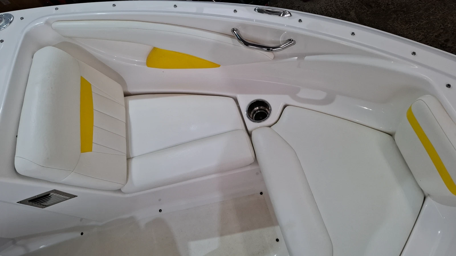 Моторна яхта Regal 1900 - изображение 6