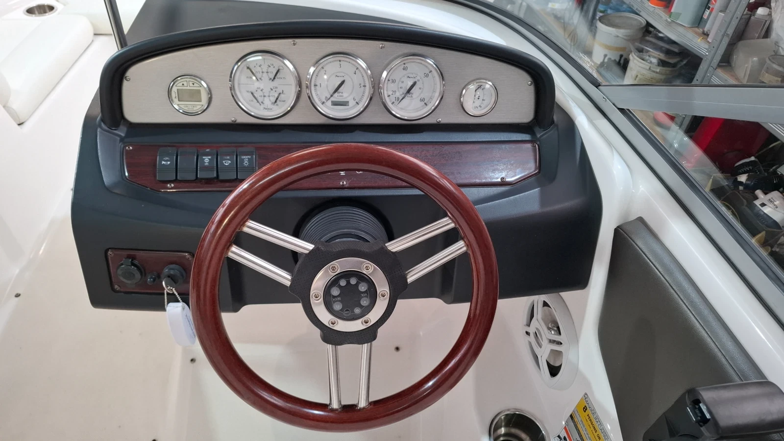 Моторна яхта Regal 1900 - изображение 10