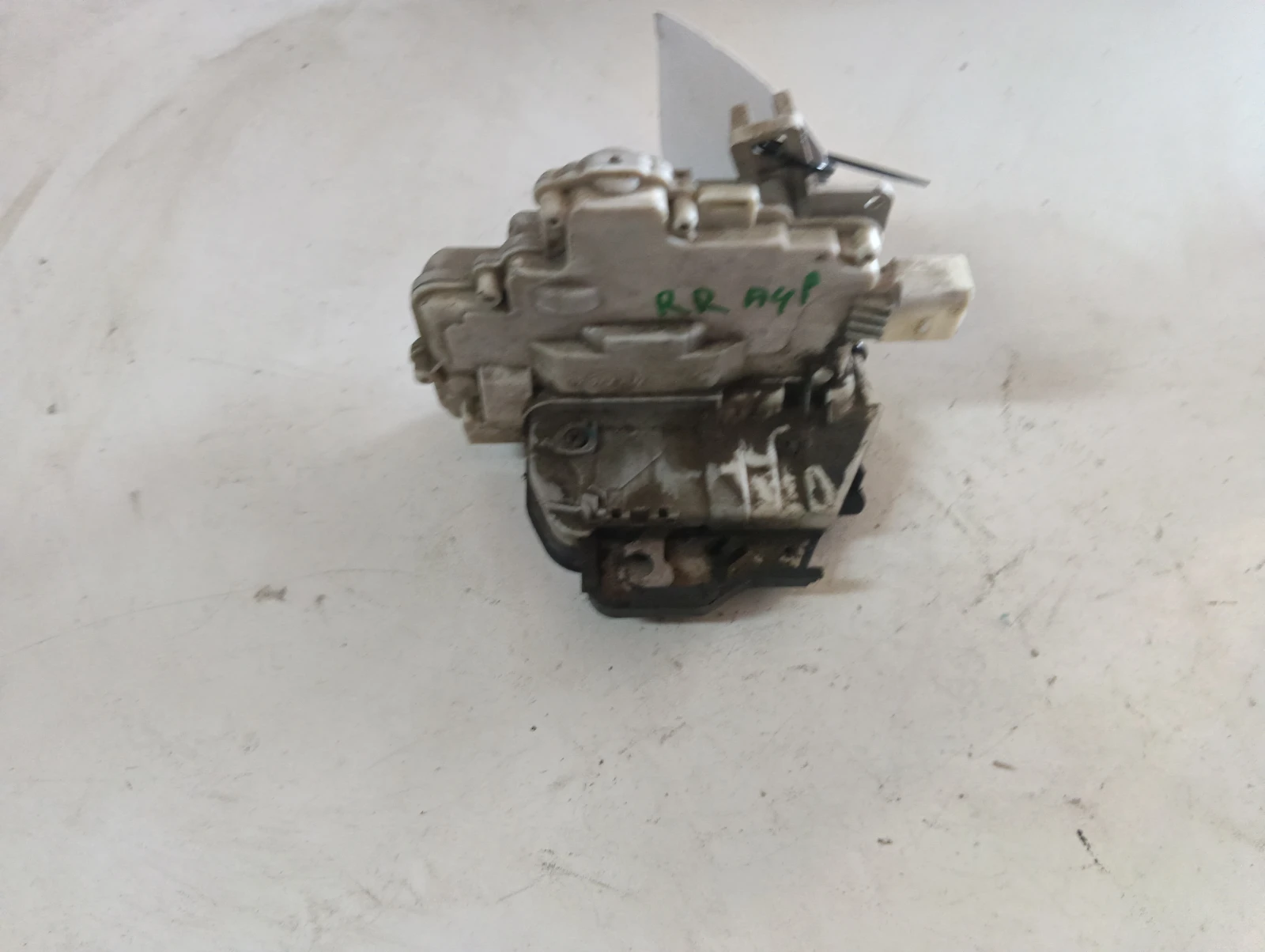 брава (задна дясна) 8E0839016AA Audi A4