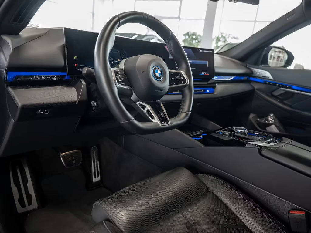 BMW i5 eDRIVE40/340HP/M-SPORT/PANO/360/B&W/LED/AHK/561f - изображение 7