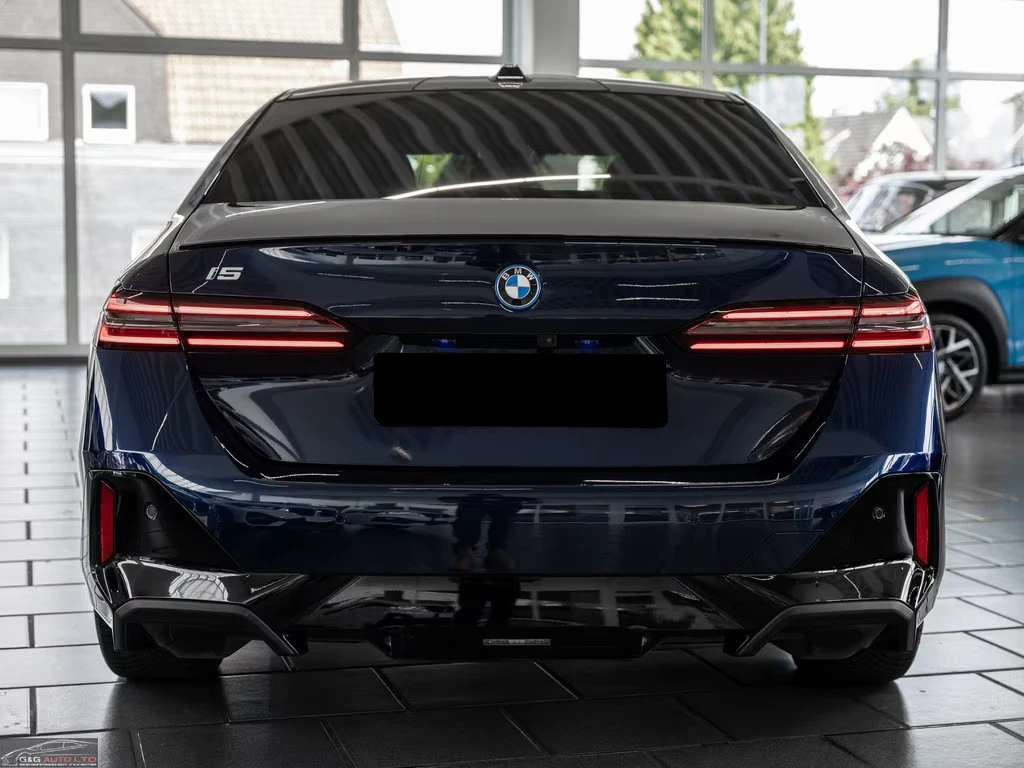 BMW i5 eDRIVE40/340HP/M-SPORT/PANO/360/B&W/LED/AHK/561f - изображение 3