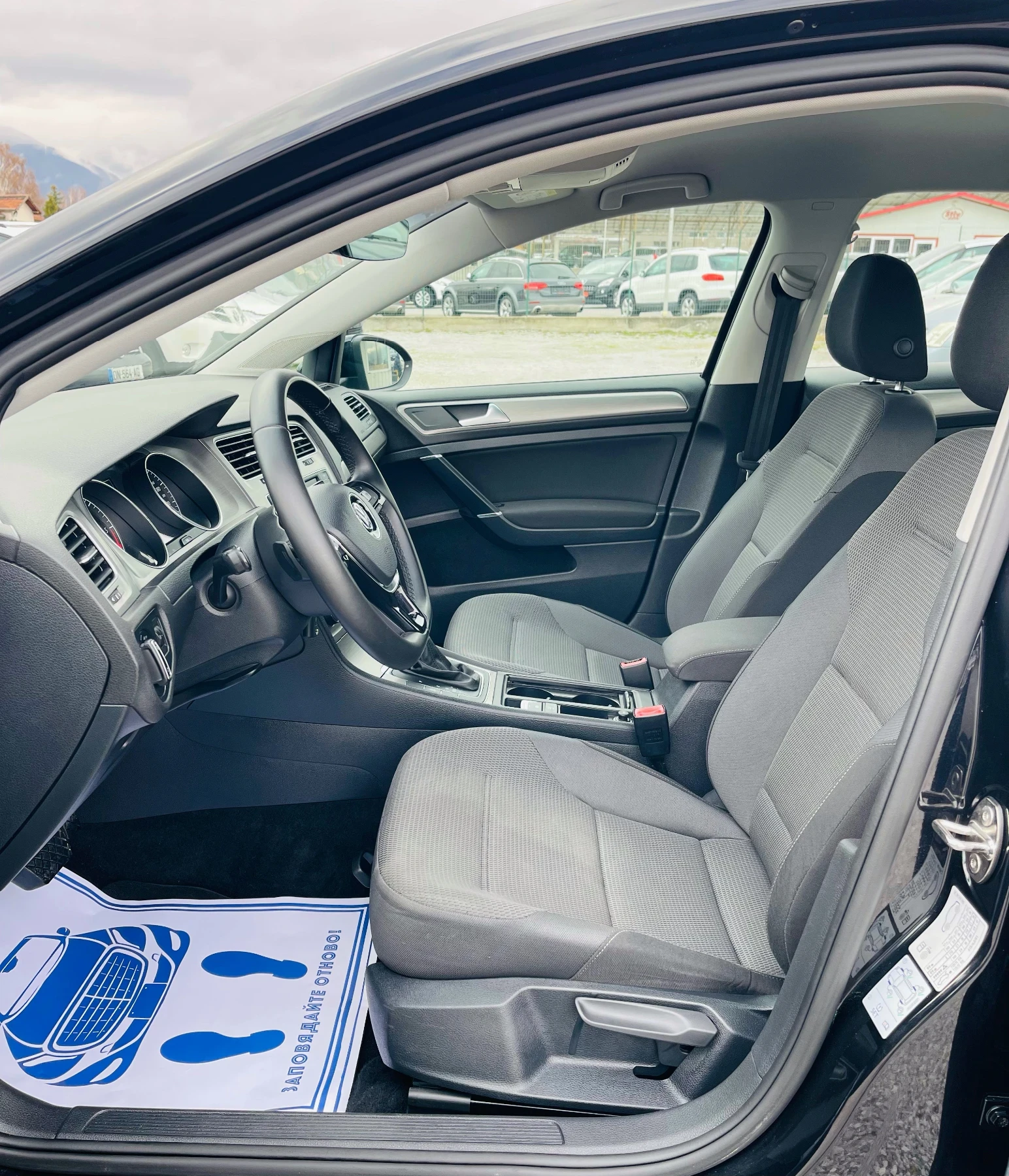 VW Golf 1.6 TDI * Автоматик* Дистроник* Сервизна история* , снимка 9 - Автомобили и джипове - 54094377