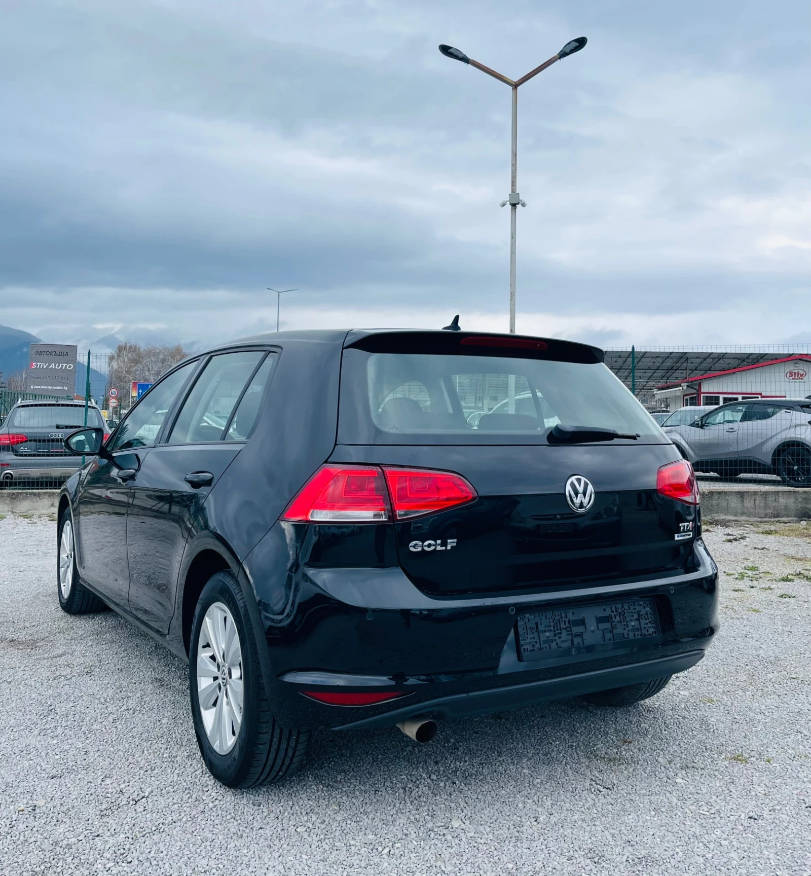 VW Golf 1.6 TDI * Автоматик* Дистроник* Сервизна история* , снимка 7 - Автомобили и джипове - 54094377