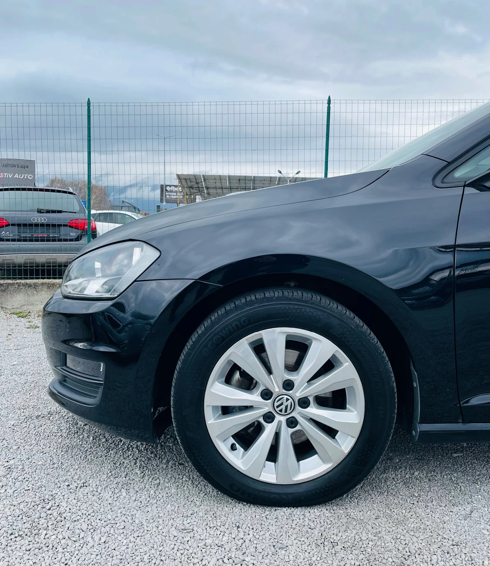 VW Golf 1.6 TDI * Автоматик* Дистроник* Сервизна история* , снимка 16 - Автомобили и джипове - 54094377