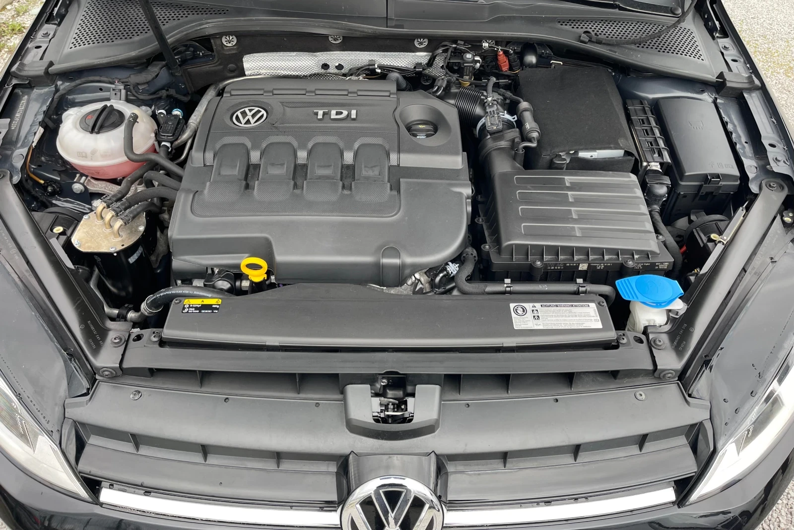 VW Golf 1.6 TDI * Автоматик* Дистроник* Сервизна история* , снимка 17 - Автомобили и джипове - 54094377