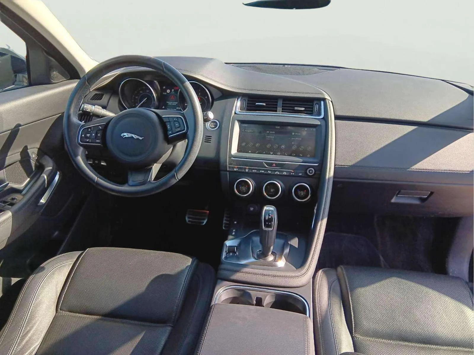 Jaguar E-pace 2.0 D, снимка 11 - Автомобили и джипове - 54348281