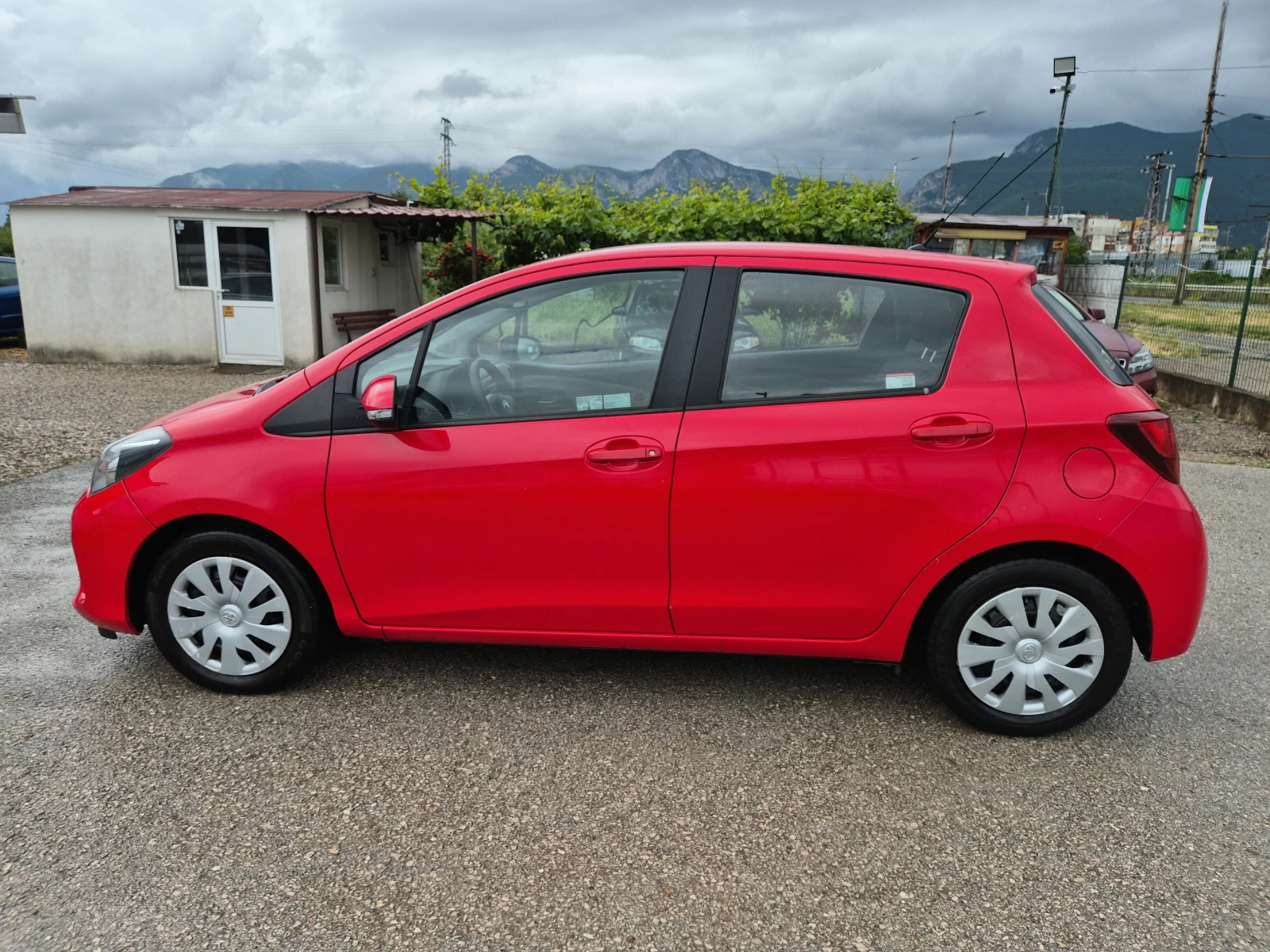 Toyota Yaris 1.0 i газ климатик, снимка 8 - Автомобили и джипове - 54701942