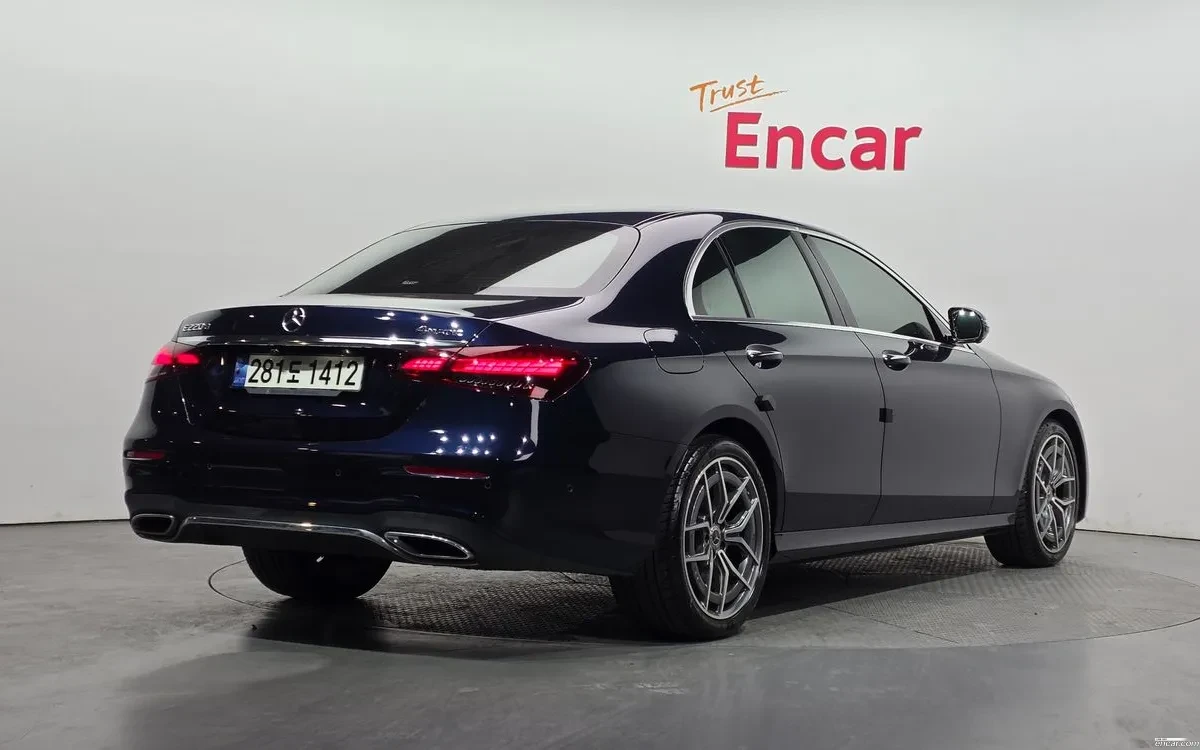 Mercedes-Benz E 220 4MATIC/AMG/BURMESTER/AMBIENT LIGHT/ПОДГРЕВИ, снимка 2 - Автомобили и джипове - 54820771