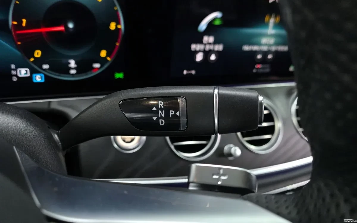 Mercedes-Benz E 220 4MATIC/AMG/BURMESTER/AMBIENT LIGHT/ПОДГРЕВИ, снимка 9 - Автомобили и джипове - 54820771