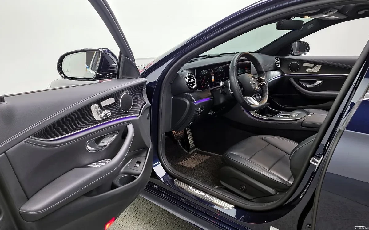 Mercedes-Benz E 220 4MATIC/AMG/BURMESTER/AMBIENT LIGHT/ПОДГРЕВИ, снимка 10 - Автомобили и джипове - 54820771