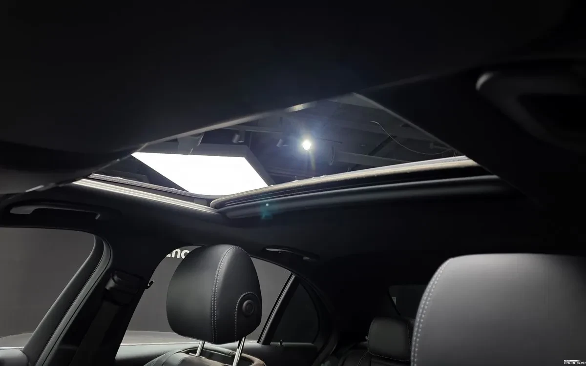 Mercedes-Benz E 220 4MATIC/AMG/BURMESTER/AMBIENT LIGHT/ПОДГРЕВИ, снимка 17 - Автомобили и джипове - 54820771