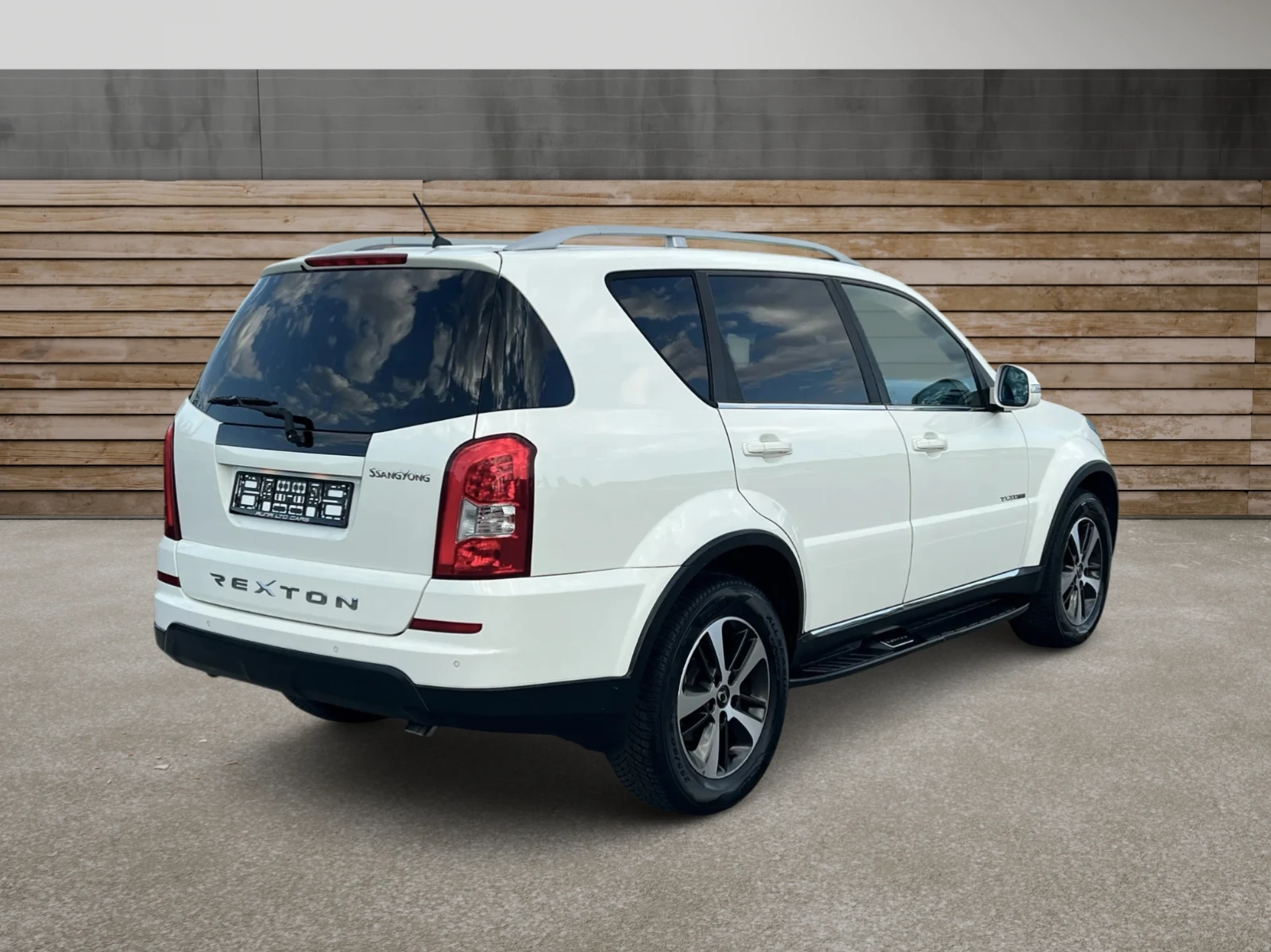 SsangYong Rexton 2.0XDi 4x4 Бавни 7-местен НАПЪЛНО ОБСЛУЖЕН - изображение 4