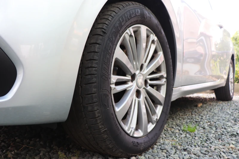 Peugeot 208, снимка 2 - Автомобили и джипове - 52428096