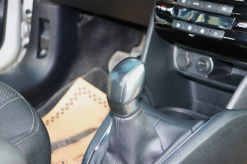 Peugeot 208, снимка 11 - Автомобили и джипове - 52428096