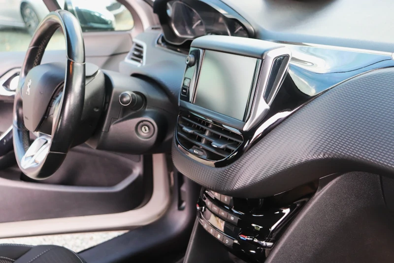 Peugeot 208, снимка 13 - Автомобили и джипове - 52428096