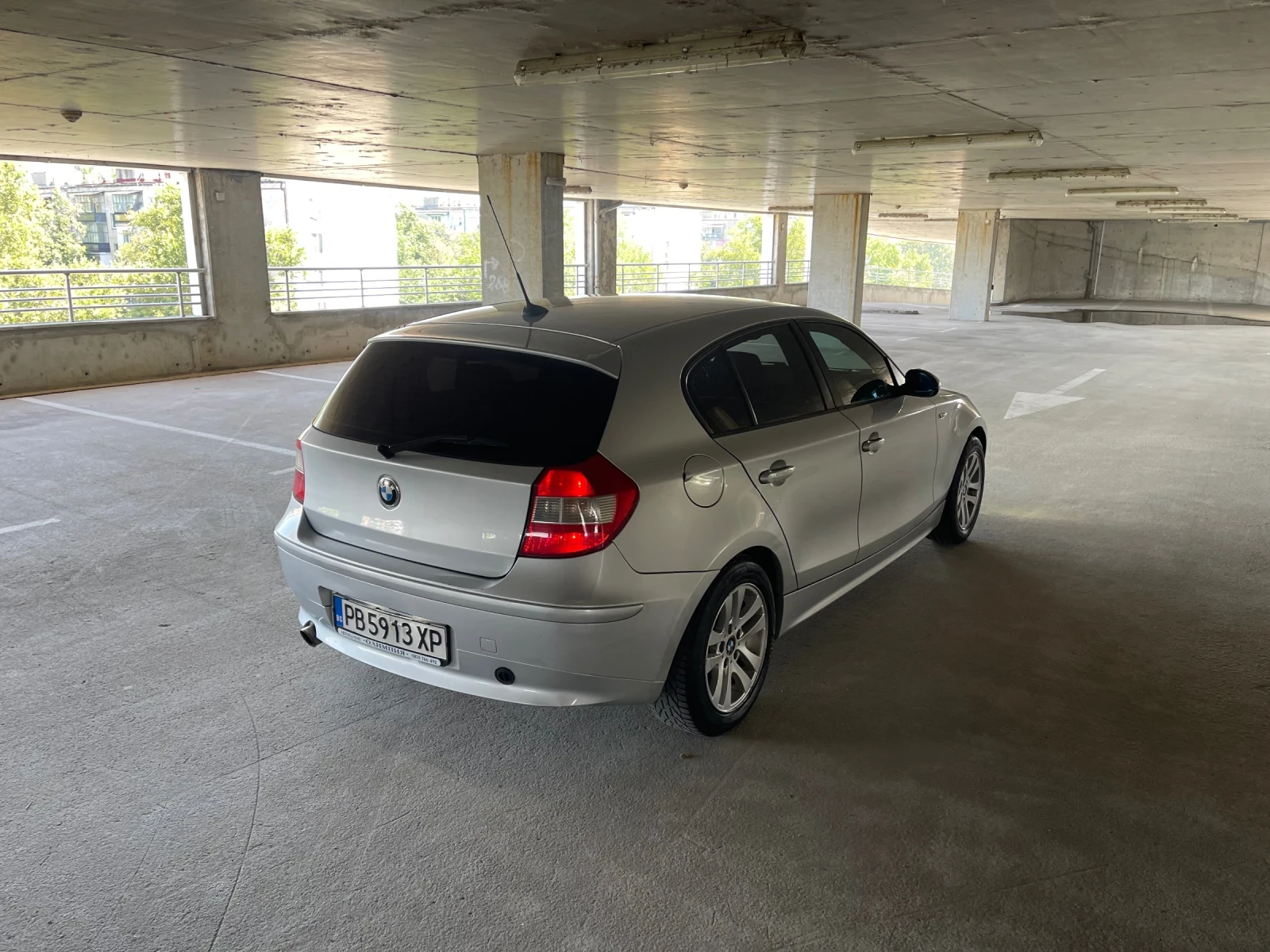 BMW 116 1.6i ГАЗ КЛИМАТИК 4ВРАТИ РЕГИСТРИРАН И ОБСЛУЖЕН - изображение 4