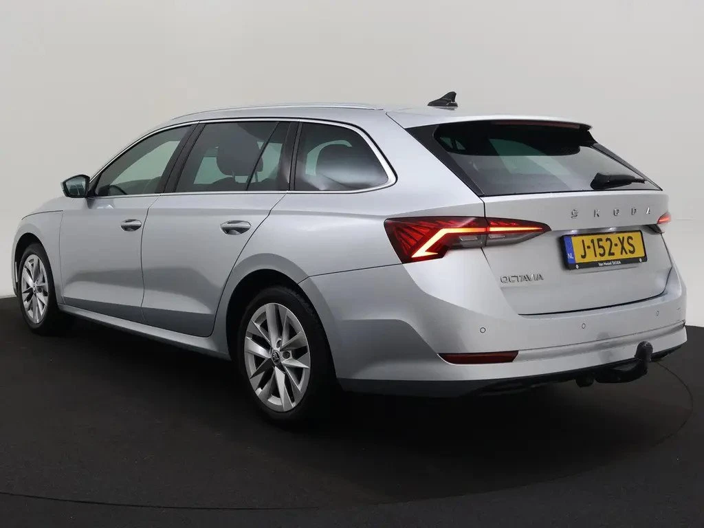 Skoda Octavia 1.5 TSI First Edition, снимка 4 - Автомобили и джипове - 54477549