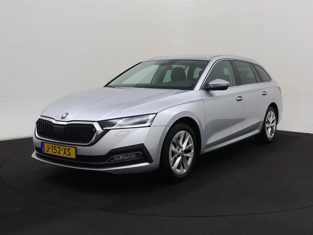 Skoda Octavia 1.5 TSI First Edition, снимка 6 - Автомобили и джипове - 54477549
