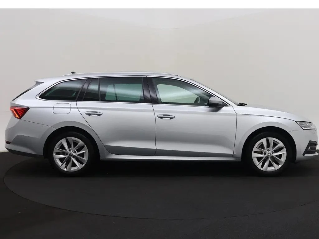 Skoda Octavia 1.5 TSI First Edition, снимка 2 - Автомобили и джипове - 54477549