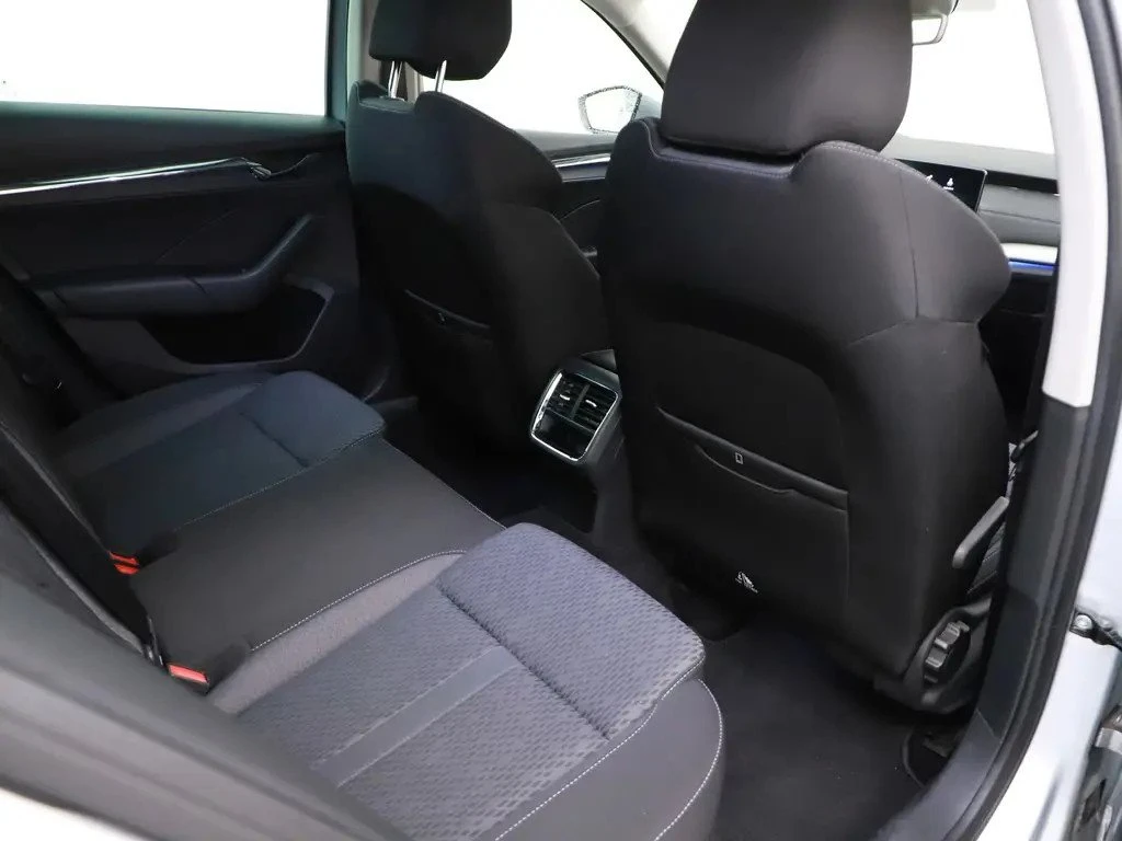 Skoda Octavia 1.5 TSI First Edition, снимка 10 - Автомобили и джипове - 54477549