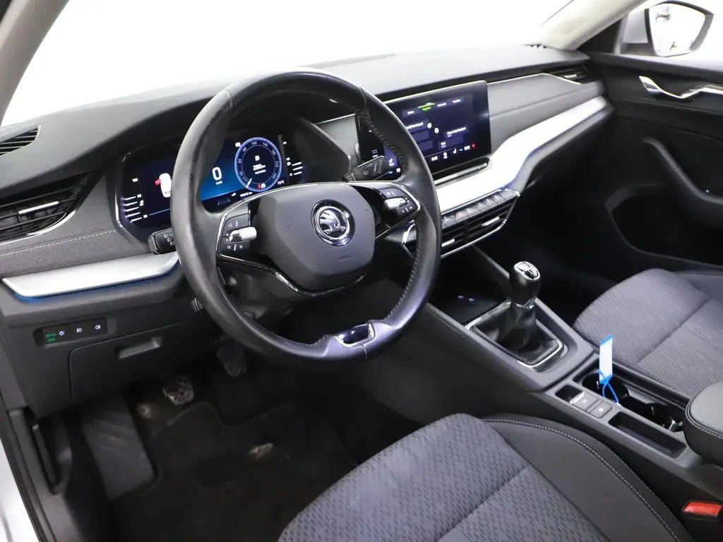 Skoda Octavia 1.5 TSI First Edition, снимка 8 - Автомобили и джипове - 54477549