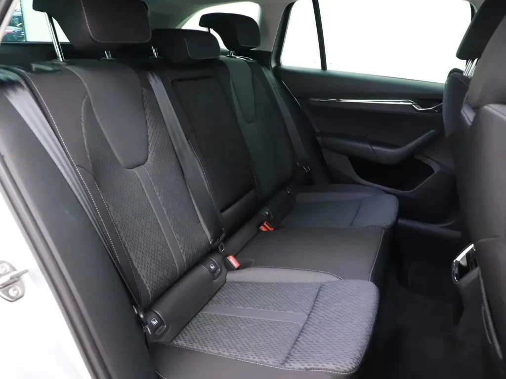 Skoda Octavia 1.5 TSI First Edition, снимка 15 - Автомобили и джипове - 54477549