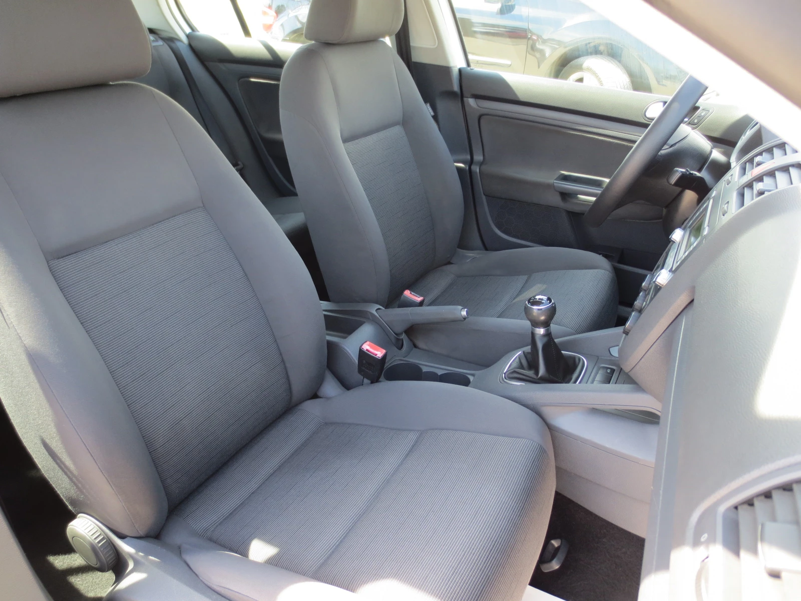 VW Golf 1.9 TDI* 6 скорости* , снимка 14 - Автомобили и джипове - 54565887